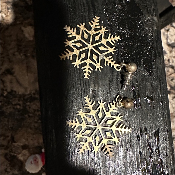 Women’s snowflake sparkle stud earrings is silver and gold - Picture 2 of 2